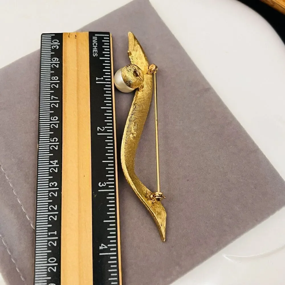Vintage Coro Pegasus Brooch Brushed Gold Pearl Long Lapel Pin 4